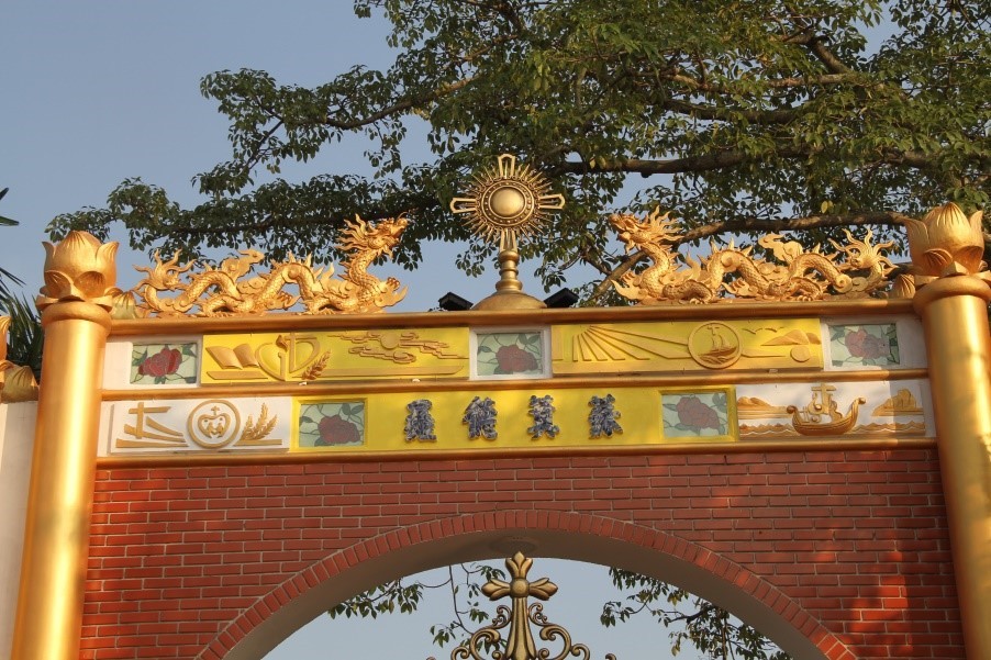 2-rong-chau-mat-nhat-hoa-sen-duoc-trang-tri-tren-cong-tai-giao-xu-quan-phuong-1719386917.jpg