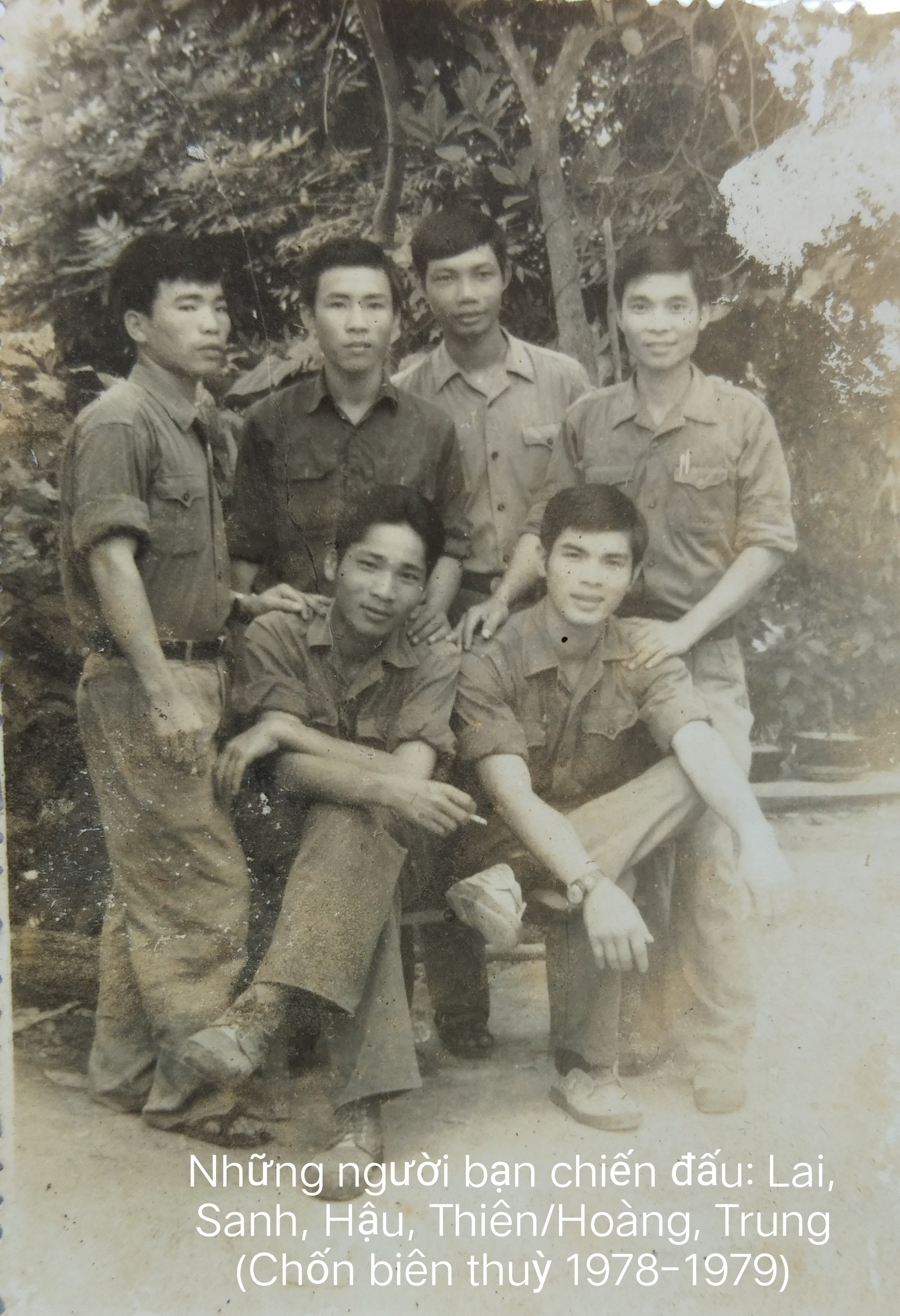 trang-phuc-bo-doi-cuoi-thap-nien-1970-moi-nam-2-bo-mau-bac-mau-co-khi-bac-trang-va-chong-rach-1752140467.JPG