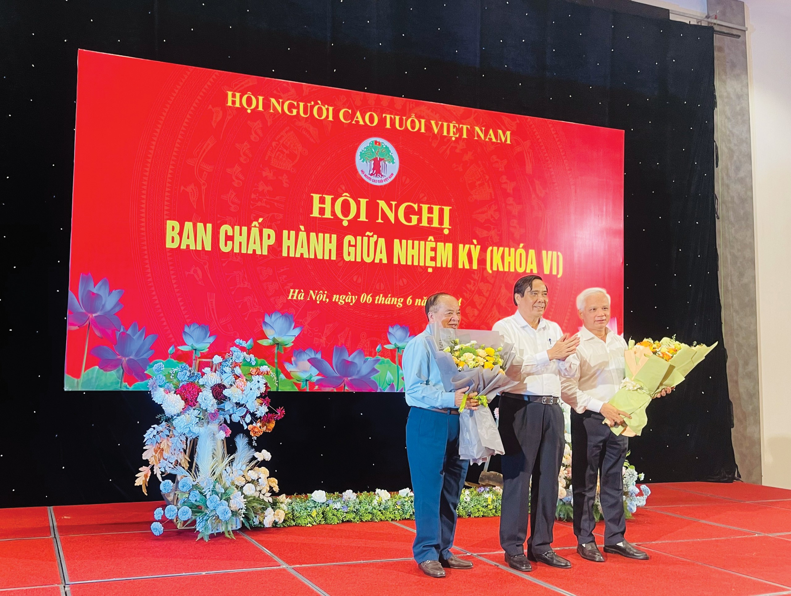 ong-nguyen-thanh-binh-chu-tich-hoi-nguoi-cao-tuoi-viet-nam-tang-hoa-chuc-mung-2-ca-nhan-duoc-bau-vao-ban-thuong-vu-trung-uong-hoi-nguoi-cao-tuoi-viet-nam-1752562247.jpg
