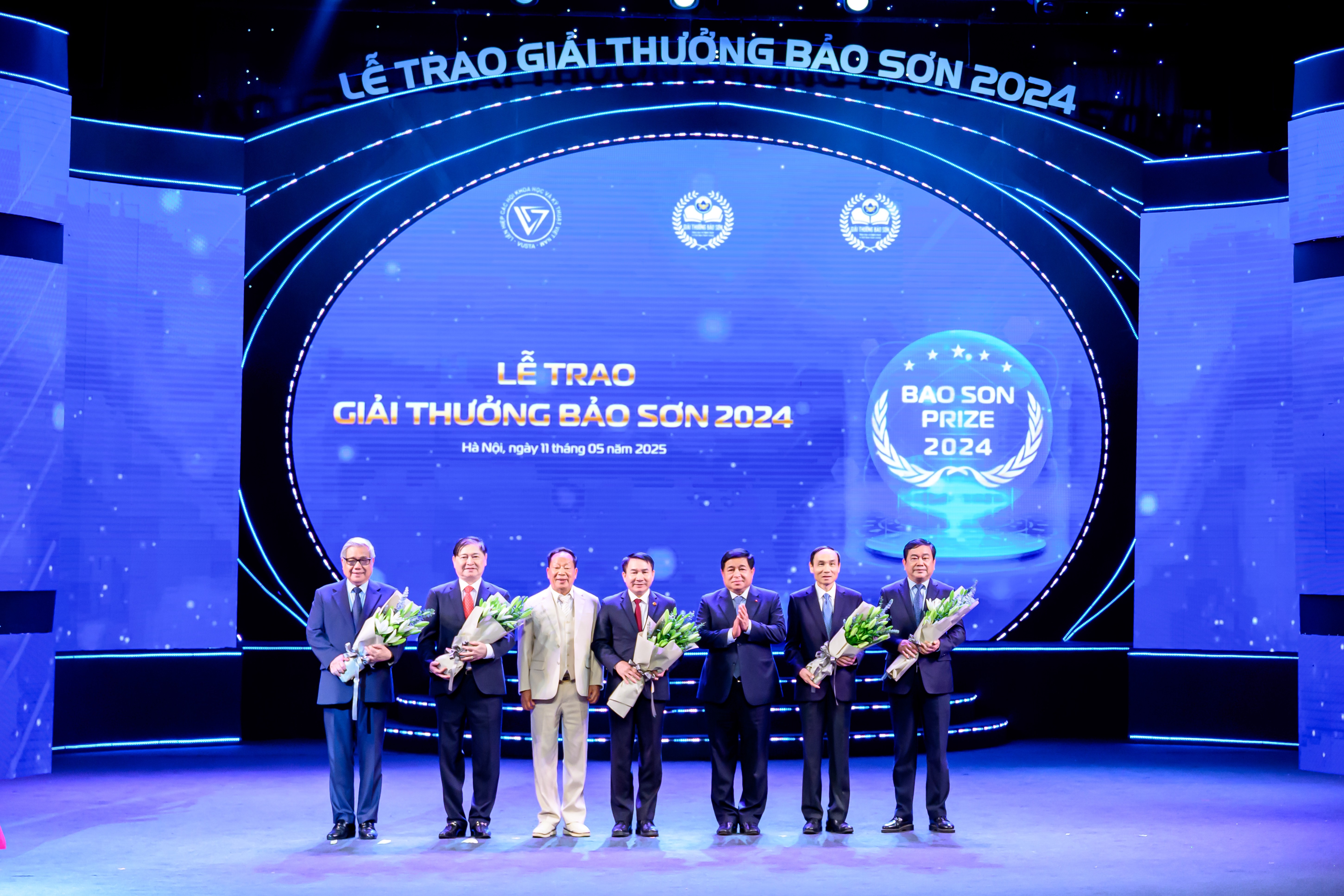 ptt-ctq-tang-hoa-hoi-dong-gtbs-1747100576.JPG