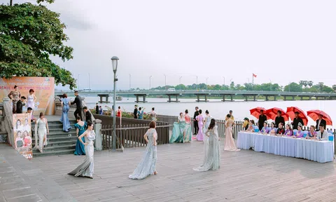 Cuộc thi Hoa hậu Quý bà Việt Nam Toàn cầu 2023 trình diễn thời trang tại cầu Gỗ Lim