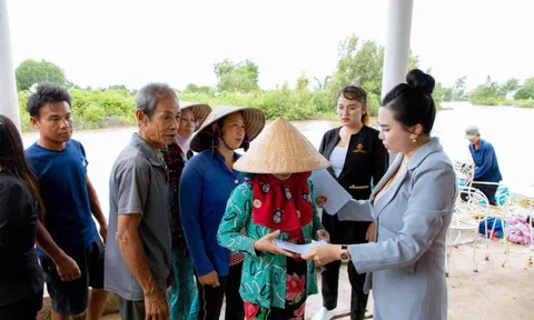 Hoa hậu Lý Kim Ngân mang những phần quà ý nghĩa trao tay cho người dân đang gặp khó khăn