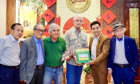 PHOTO: HAPPY BIRTHDAY NICK UT IN HANOI CITY 2023